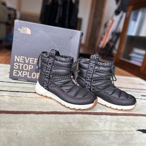North face boots size 7- gorgeous Brand new